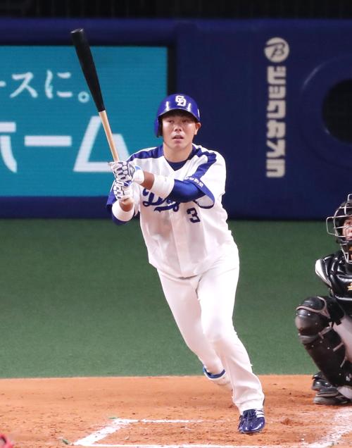 ２回裏中日１死一、二塁、高橋は右翼越え３点本塁打を放つ（撮影・加藤哉）