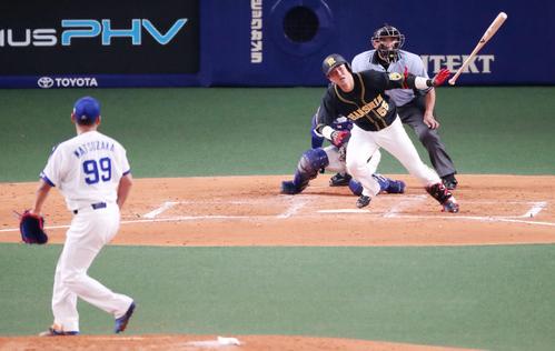 ３回表阪神無死一、二塁、陽川は左翼線越え適時二塁打を放つ（撮影・加藤哉）