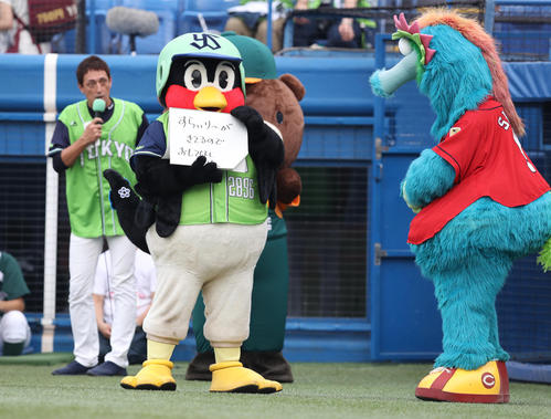 ヤクルト対広島　試合前のひと言コーナーでどこかで聞いたようなスラィリーへのおもてなしについて言及したつば九郎。これでヤクルト有利の試合になるのでしょうか？　（撮影・河野匠）