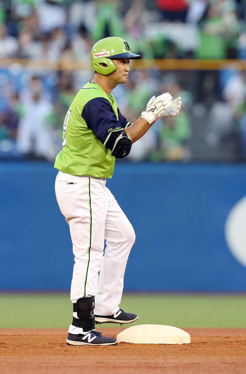 １回裏ヤクルト無死一塁、先制の適時二塁打を放ち手をたたく青木（撮影・河野匠）