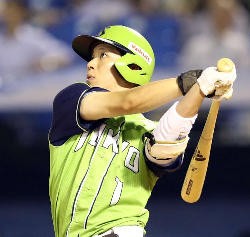 ヤクルト対広島　７回裏ヤクルト２死一塁、２点本塁打を放つ山田哲（撮影・河野匠）