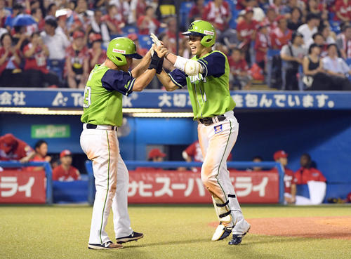 ヤクルト対広島　７回裏ヤクルト２死一塁、左越えに２５号２点本塁打を放ち青木宣親に迎えられる山田（撮影・ たえ 見朱実）