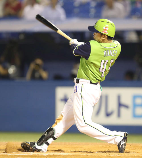 ヤクルト対広島　７回裏ヤクルト２死一塁、２点本塁打を放つ雄平（撮影・河野匠）