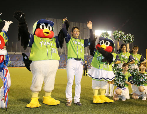 ヤクルト対広島　広島を下し、勝利投手となった原は右翼席の声援に応える（撮影・河野匠）