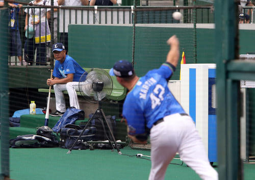 ブルペンで投球練習をする西武マーティン（右）を見る 辻 監督（撮影・鈴木正人）