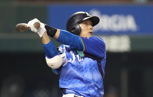 西武対日本ハム　７回裏西武無死一、三塁、犠飛を放つ栗山（撮影・狩俣裕三）