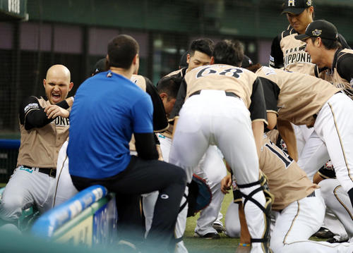 試合前の円陣で大きくほえるレアード（左）（撮影・狩俣裕三）