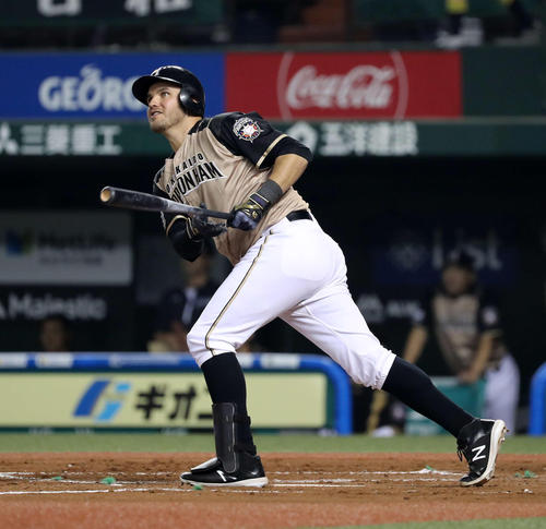 西武対日本ハム　４回表日本ハム無死一塁、レアードは左越え本塁打を放つ（撮影・鈴木正人）
