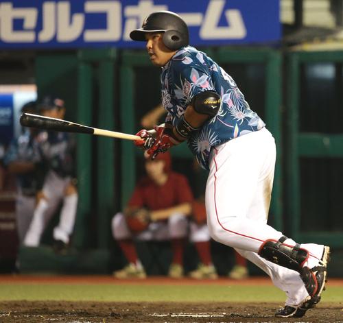 4回表ロッテ1死一、二塁、先制適時打を放つ井上(撮影・中島郁夫)