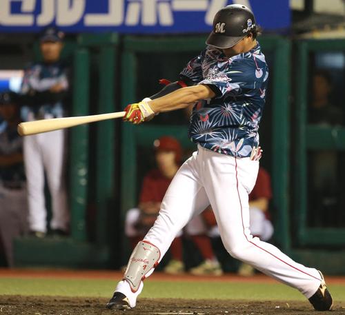 5回表ロッテ2死二塁、2点本塁打を放つ藤岡(撮影・中島郁夫)