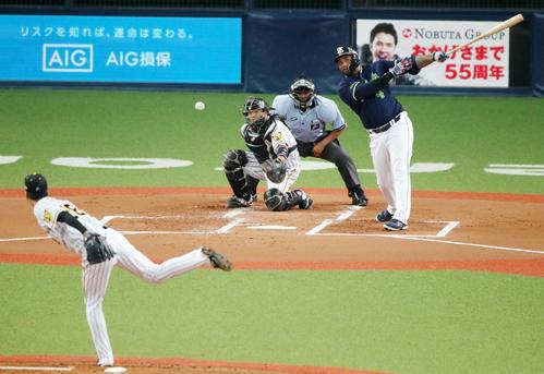 １回表ヤクルト１死一、三塁、バレンティンは二塁ゴロを放ち得点を挙げる（撮影・加藤哉）