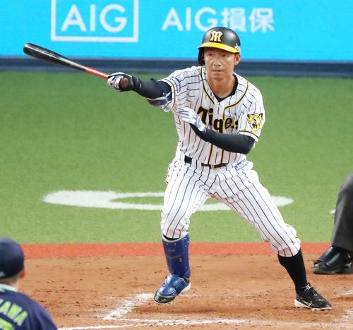 ５回裏阪神無死一、三塁、代打鳥谷は二塁ゴロを放ち勝ち越しに成功（撮影・加藤哉）