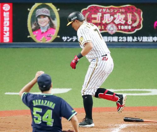 阪神対ヤクルト　７回裏阪神１死満塁、糸井は死球を受け、押し出しとなる（撮影・加藤哉）