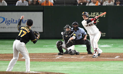 巨人対阪神　５回裏巨人１死、右越えソロ本塁打を放つ陽。投手岩貞（撮影・鈴木みどり）