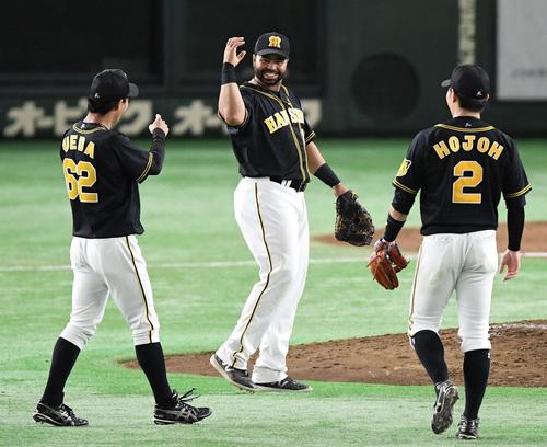 巨人対阪神　巨人に勝利し、笑顔でポーズを取る阪神ロサリオ（中央）（撮影・鈴木みどり）