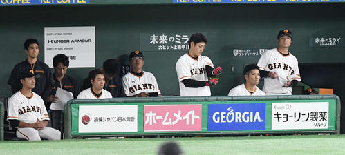 巨人対阪神　阪神に敗れ、ぼうぜんとする巨人高橋監督（右）（撮影・鈴木みどり）
