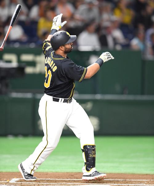 １回表阪神１死満塁、左越えに８号満塁本塁打を放つロサリオ（撮影・たえ見朱実）