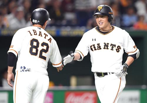 ２回裏巨人２死、ソロ本塁打を放ち井端コーチに迎えられる長野（撮影・たえ見朱実）