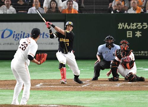 巨人対阪神　５回表阪神１死二塁、中越え適時二塁打を放つ糸井。投手内海（撮影・鈴木みどり）
