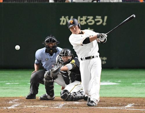 巨人対阪神　４回裏巨人２死一、二塁、右前適時打を放つ長野。投手岩貞（撮影・鈴木みどり）