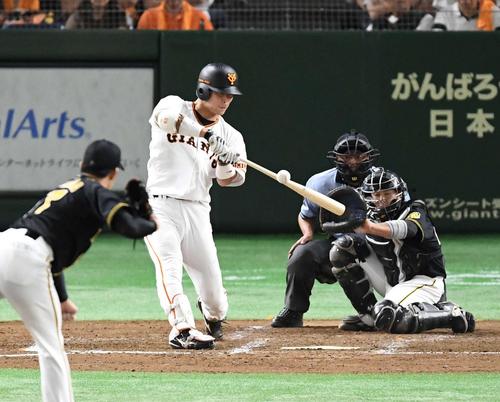 巨人対阪神　５回裏巨人無死、右越えソロ本塁打を放つ大城。投手岩貞（撮影・鈴木みどり）