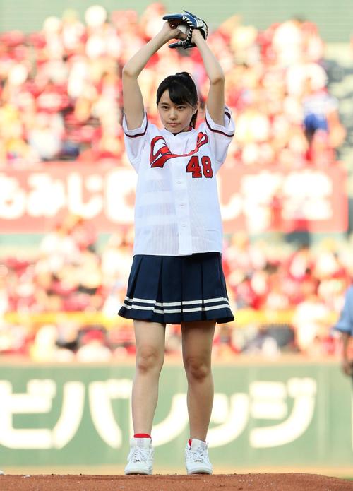 始球式をするＳＴＵ４８瀧野由美子（撮影・栗木一考）