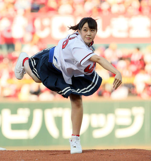 始球式をするＳＴＵ４８の瀧野由美子（撮影・栗木一考）
