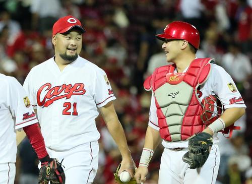 広島対中日　１００セーブを達成し会沢翼（右）と笑顔で話す中崎翔太（撮影・栗木一考）