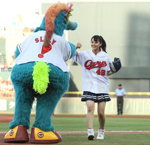 始球式を行ったＳＴＵ４８瀧野由美子はスラィリー（左）とグータッチ（撮影・栗木一考）