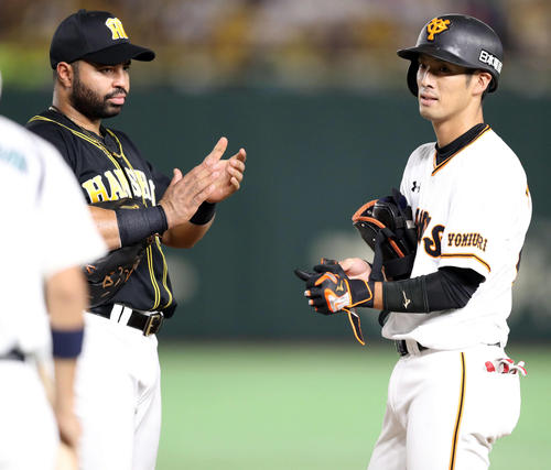 プロ初安打を放った若林(右)を祝福するロサリオ(撮影・狩俣裕三)
