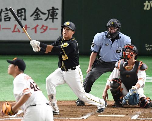 巨人対阪神 7回表阪神無死、右越えソロ本塁打を放つナバーロ。投手山口俊(撮影・鈴木みどり)
