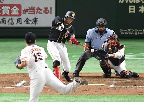 巨人対阪神 8回表阪神1死、右越えソロ本塁打を放つ糸井。投手沢村(撮影・鈴木みどり)