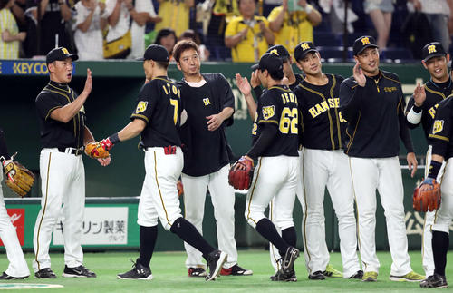 巨人対阪神 試合後、糸井(左から2人目)を迎える金本監督(左端)。同3人目は藤川(撮影・狩俣裕三)