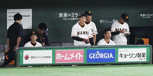 巨人対阪神 阪神に敗れ、ベンチでメモを取る巨人高橋監督(右)(撮影・鈴木みどり)