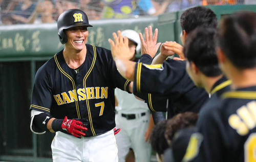 巨人対阪神 8回表阪神無死、糸井は勝ち越し本塁打を放ち、笑顔でナインとタッチを交わす(撮影・宮崎幸一)