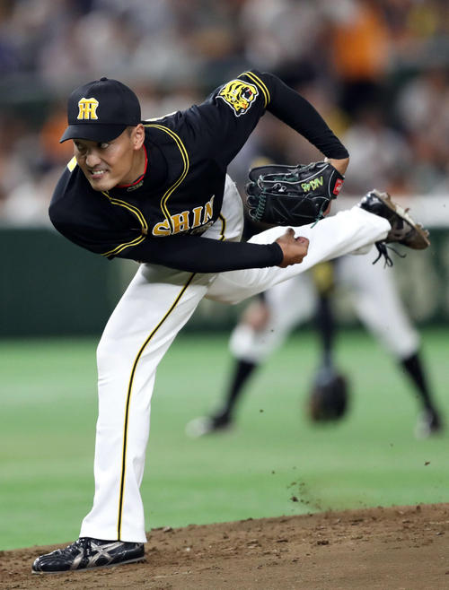 阪神先発の秋山(撮影・狩俣裕三)