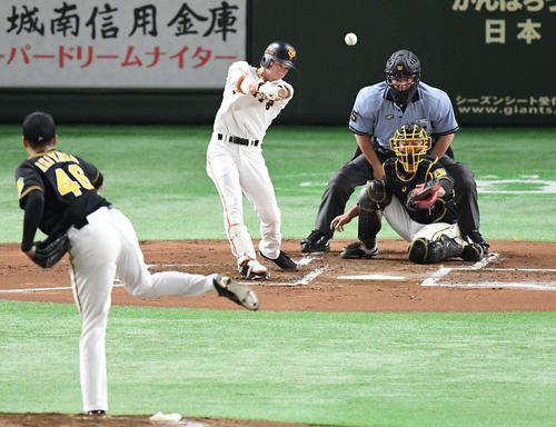 1回裏巨人無死三塁、先制の中前適時打を放つ重信。投手秋山(撮影・鈴木みどり)