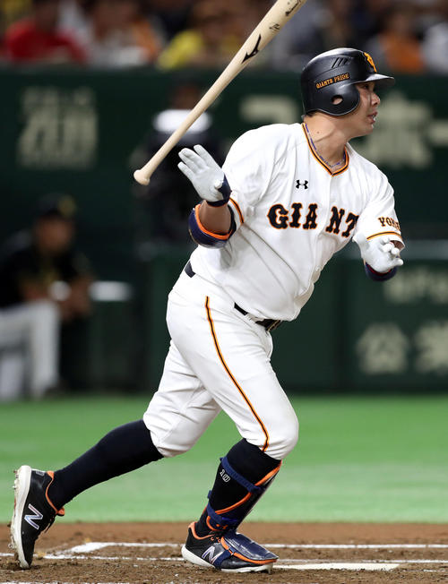 1回裏巨人2死三塁、適時打を放つ阿部(撮影・狩俣裕三)