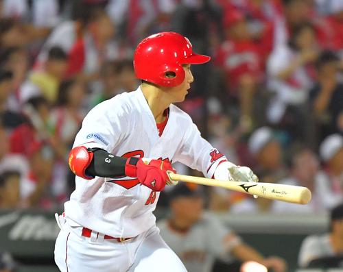 広島対巨人　６回裏広島無死一、三塁、左前に適時打を放つ西川竜馬（撮影・上田博志）