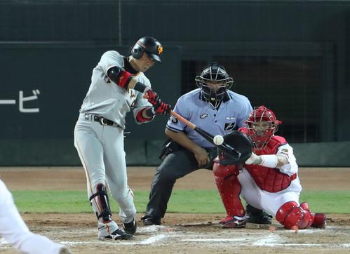 広島対巨人　７回表巨人２死一、二塁、亀井は中越え２点適時打を放つ（撮影・林敏行）