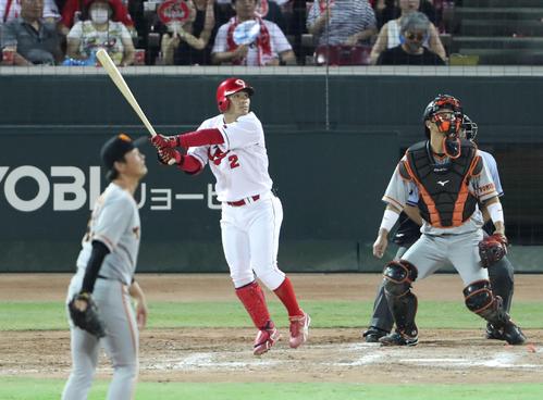 広島対巨人　８回裏広島２死二塁、田中は左越え２点本塁打を放つ（撮影・林敏行）