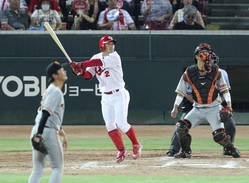 広島対巨人　８回裏広島２死二塁、田中は左越え２点本塁打を放つ（撮影・林敏行）
