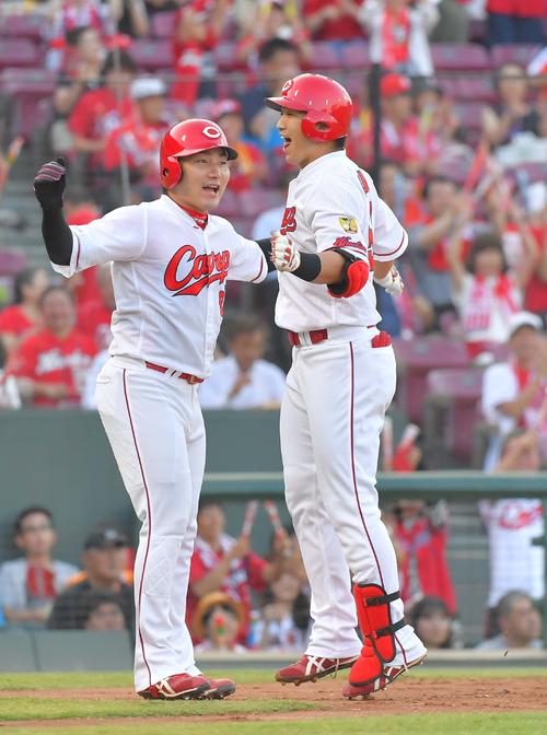 丸佳浩（左）とハイタッチして笑顔を見せる鈴木誠也（撮影・上田博志）