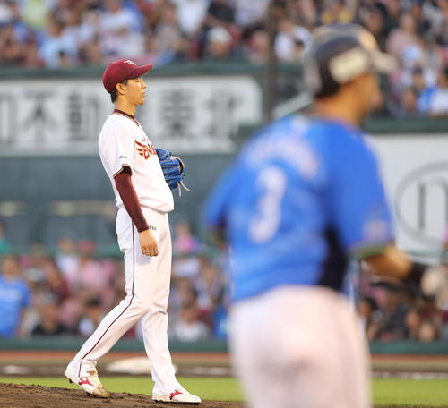 楽天対西武　１回表西武無死一、二塁、浅村に左越え先制３点本塁打を許す岸（撮影・野上伸悟）
