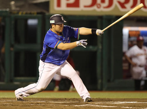 楽天対西武　９回表西武１死、遊ゴロに倒れる中村（撮影・野上伸悟）