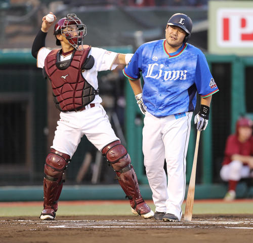 楽天対西武　１回表西武１死一、二塁、見逃し三振に倒れ不満げな表情を見せる中村（撮影・野上伸悟）