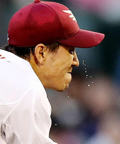 楽天対西武　汗を飛ばし力投する楽天岸（撮影・野上伸悟）