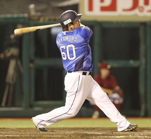 楽天対西武　３回表西武無死、右飛に倒れる中村（撮影・野上伸悟）