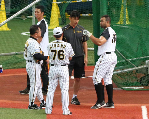 試合前、コーチ陣と話すウィリン・ロサリオ(撮影・上山淳一)