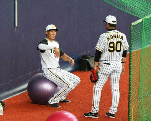 試合前、香田投手コーチと話す糸井(左)(撮影・上山淳一)